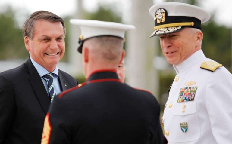 O presidente air Bolsonaro e o chefe do Comando Sul, o almirante Craig Faller, em Miami no último domingo Foto: MARCO BELLO / REUTERS 8-11-20