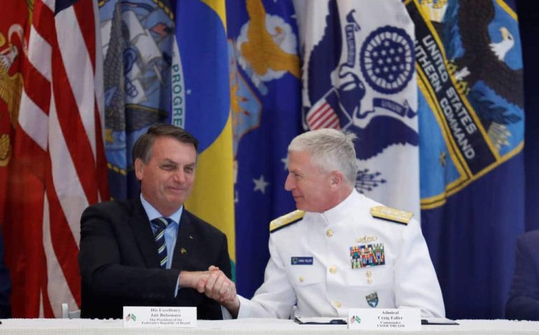 Bolsonaro cumprimenta o almirante Faller, do Comando Sul, durante visita em março - Marco Bello - 8.mar.2020/Reuters