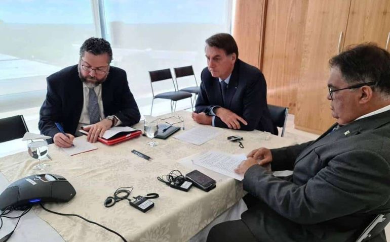 O almirante Flávio Rocha (dir.) participa de conversa por telefone de Bolsonaro e Ernesto Araújo (Itamaraty) com o americano Donald Trump - Reprodução - 1º.abr.2020