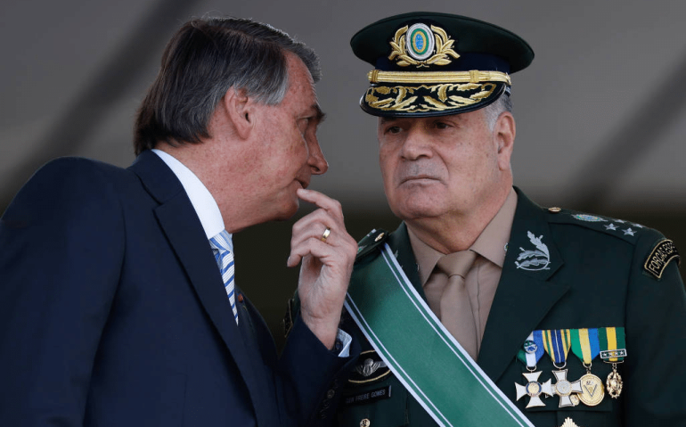 Bolsonaro conversa com o comandante do Exército durante cerimônia do Dia do Soldado - Gabriela Biló/Folhapress