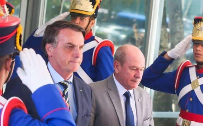 Jair Bolsonaro ao lado de Fernando Azevedo e Silva, ministro da Defesa
Imagem: Foto: Antonio Cruz - 27.fev.2020/Agência Brasil