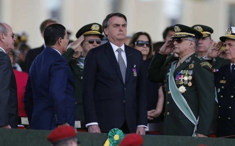Presidente Jair Bolsonaro participa da cerimônia do Dia do Soldado, com imposição da Medalha do Pacificador e da Medalha do Exército Brasileiro. Foto: Jorge William / Agência O Globo