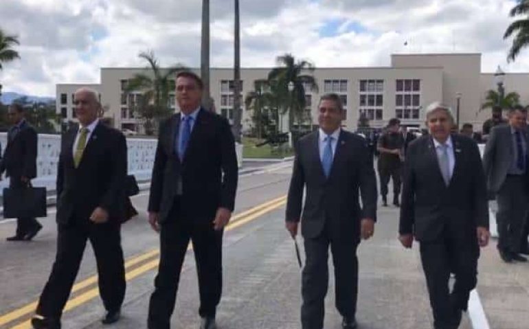 A caminhada na Aman: o general Ramos (esq.), Bolsonaro e os generais Braga Netto e Heleno (dir.) Foto: Reprodução / Estadão