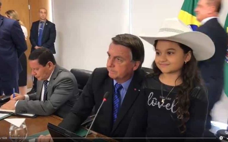 Youtuber mirim Esther, de 10 anos, fez perguntas a ministros do governo a pedido do presidente Jair Bolsonaro. Foto: Reprodução/ Facebook/ Jair Bolsonaro