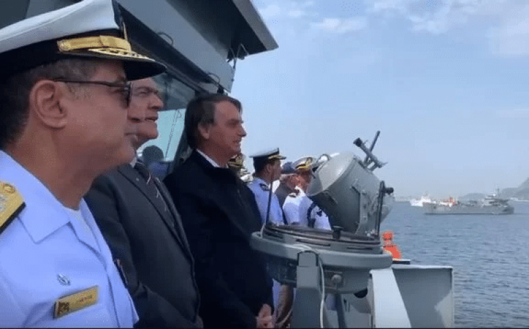 BOLSONARO EM REVISTA NAVAL