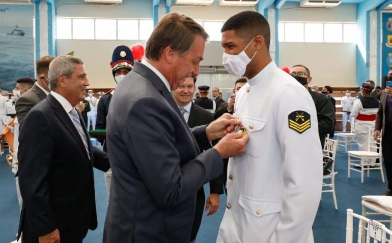 Presidente Jair Bolsonaro faz imposição de Medalha do Mérito Desportivo para boxeador Hebert Conceição, medalhista de ouro nas Olimpíadas de Tóquio. Foto: Alan Santos/PR