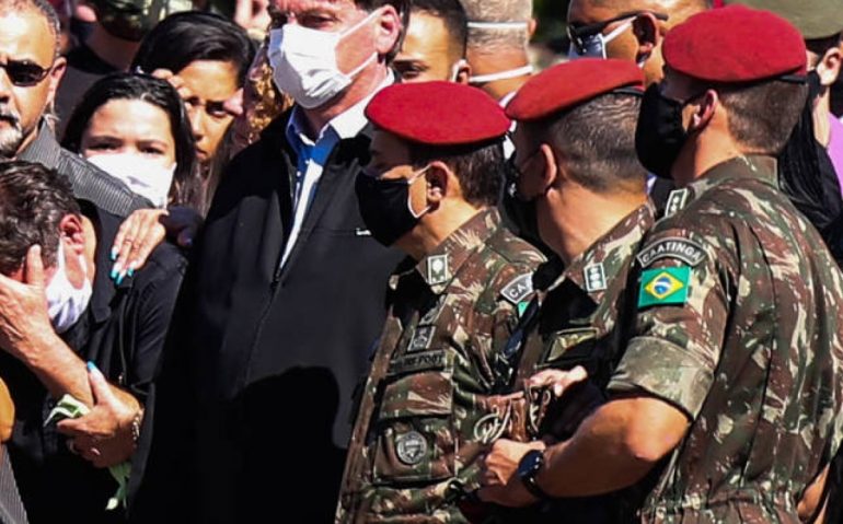 Presidente Bolsonaro no velório do soldado Pedro Lucas Ferreira Chaves, de 19 anos, no Rio.  Foto: Wilton Junior/Estadão