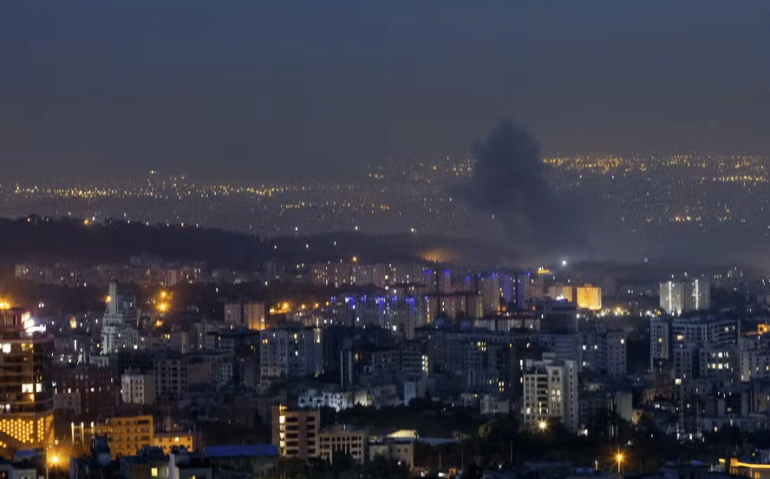 Coluna de fumaça é vista em Teerã após ataque israelense — Foto: Arash Khamooshi/The New York Times