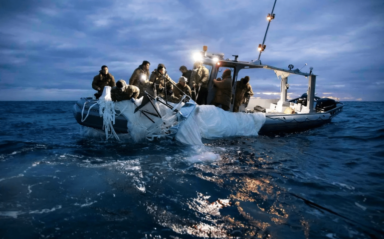 Marinheiros do Grupo 2 de Eliminação de Munições Explosivas recuperam destroços do misterioso balão chinês que foi derrubado pelos Estados Unidos na costa de Myrtle Beach, Carolina do Sul — Foto: U.S. Fleet Forces/U.S. Navy via Reuters