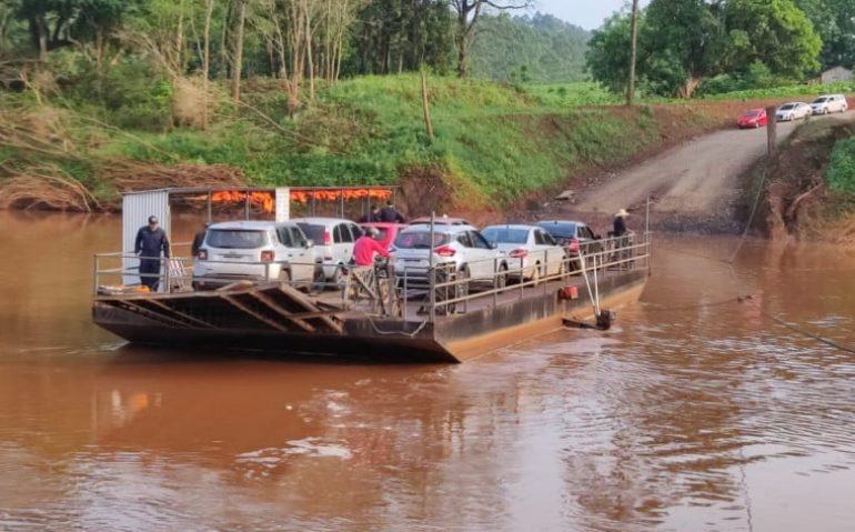 Balsa Santa Bárbara faz o transporte em Rodeio Bonito, Ametista do Sul, Planalto e Alpestre
EDEVALDO STACKE/DIVULGAÇÃO/JC