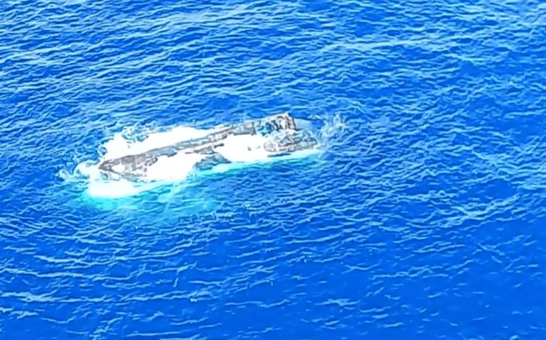 Barco pesqueiro virou de cabeça para baixo em SC — Foto: Marinha do Brasil/ Divulgação