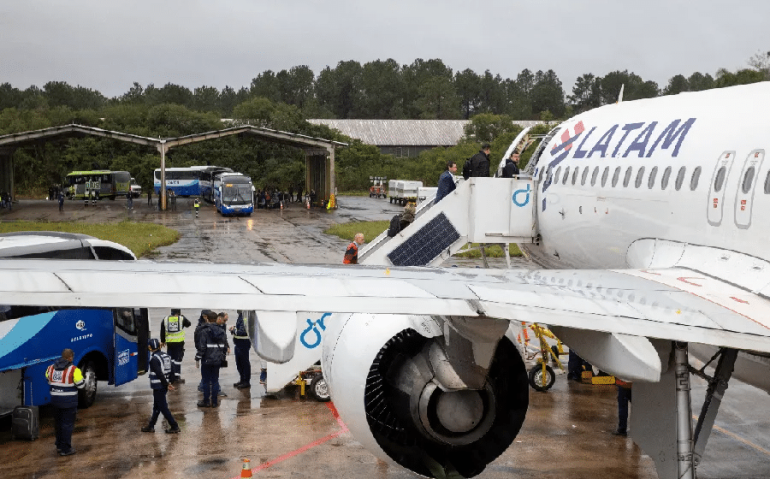 A Base Aérea de Canoas (RS) recebeu no dia 27 de maio o primeiro voo como aeroporto comercial provisório, em meio à restauração do Salgado Filho, em Porto Alegre (Sgt Müller Marin/FAB/Divulgação)