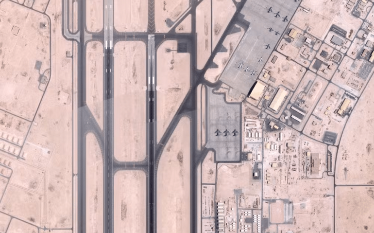 Imagens da pista e dos galpões de al-Udeid obtida por satélite — Foto: Reprodução / Planet Labs / AFP
