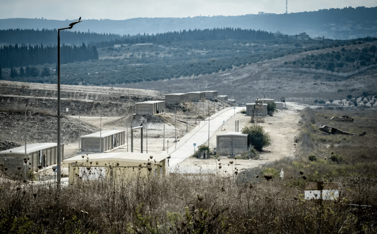 Instalações militares perto do local do ataque de drones nos arredores de Binyamina, Israel. Foto: Sergey Ponomarev/The New York Times