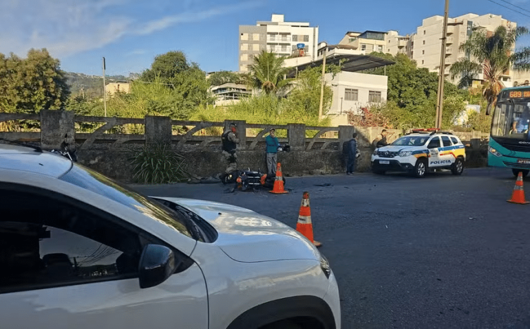 Batida entre carro e moto deixam dois militares do Exército feridos em Juiz de Fora — Foto: Larissa Zimmerman/TV Integração