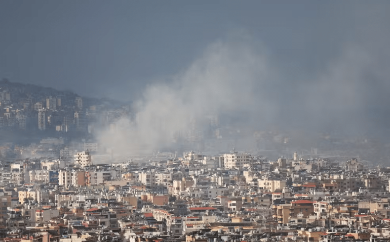 Fumaça se eleva sobre os subúrbios sul de Beirute após um ataque das forças israelenses — Foto: Amr Abdallah Dalsh/Reuters