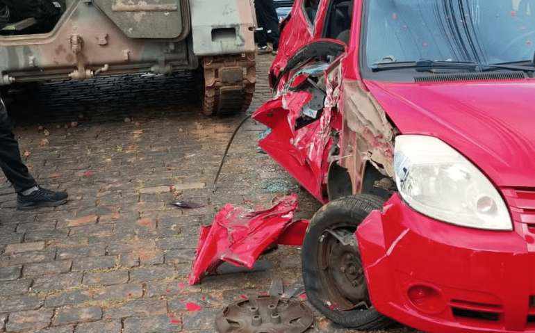 Carro ficou com a lateral destruída — Foto: Reprodução/Redes Sociais