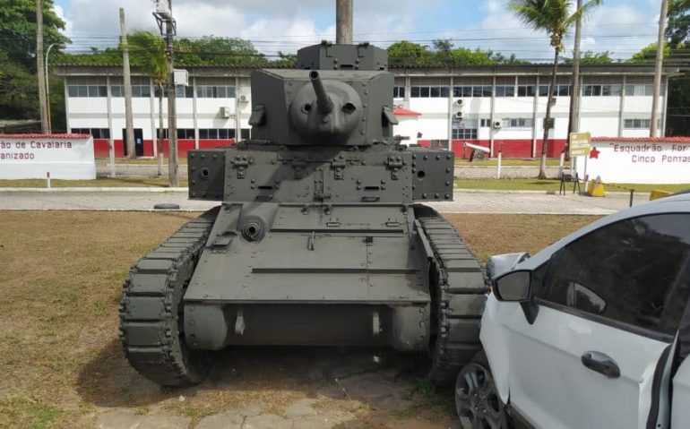 Blindado 'atropelado' por carro no 10 Esqd C Mec