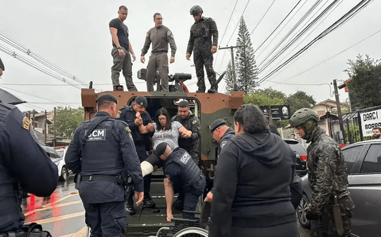 Blindado e militares do Exército em socorro a vítima de alagamentos em Porto Alegre
