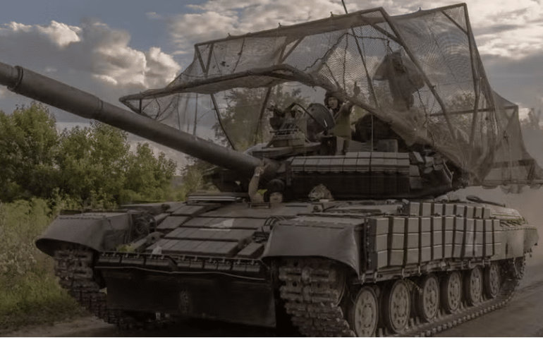 Tanque ucraniano adaptado para drones — Foto: New York Times