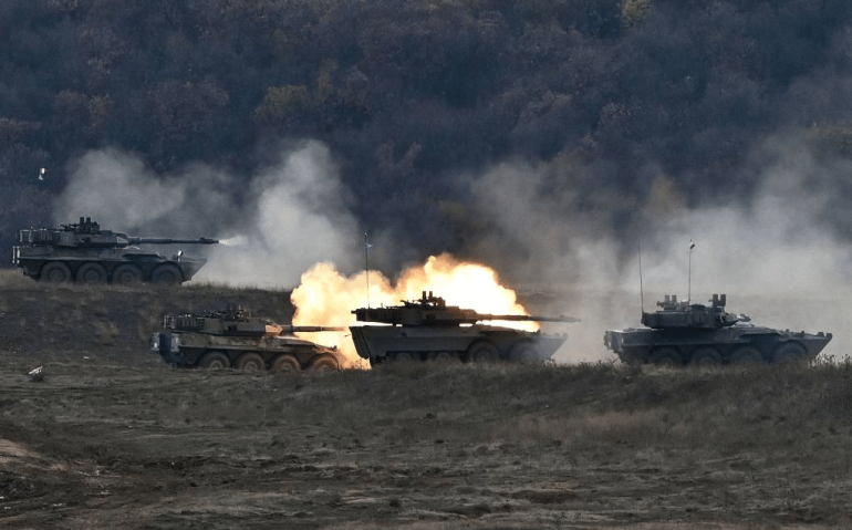 Blindados Centauro-2 italianos participam de exercício multinacional na Bulgária nesta semana - Nikolai Doitchinov - 14.dez.2022/AFP