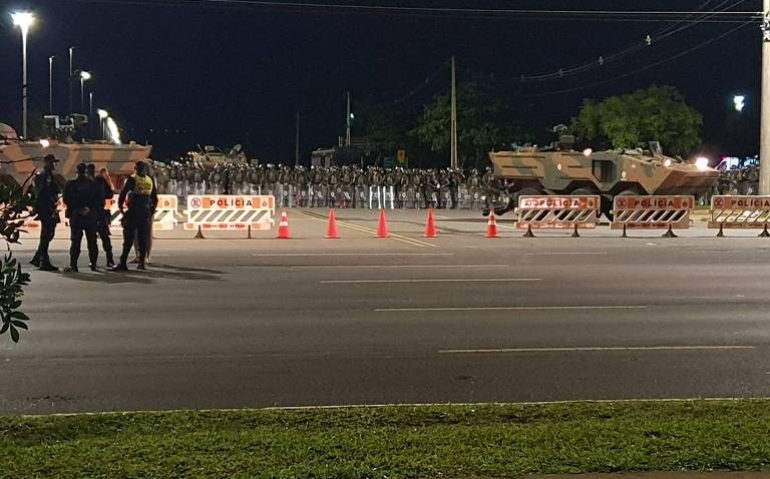 Polícia do Exército usa blindados e impede entrada da PM em área de acampamento bolsonarista - Cézar Feitoza - 9.jan.23/Folhapress