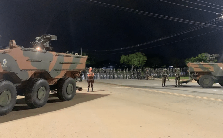 Blindados impedem a passagem em via que dá acesso ao QG do Exército na noite do dia 8 de janeiro Patrik Camporez/O Globo