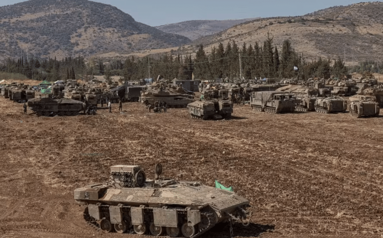 Veículos militares israelenses em uma área de preparação perto da fronteira com o Líbano no domingo, antes do início da incursão militar — Foto: Avishag Shaar-Yashuv/ The New York Times