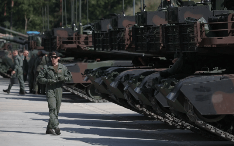 Soldados poloneses caminham perto de tanques Abrams M1A1 -
Kacper Pempel/Reuters