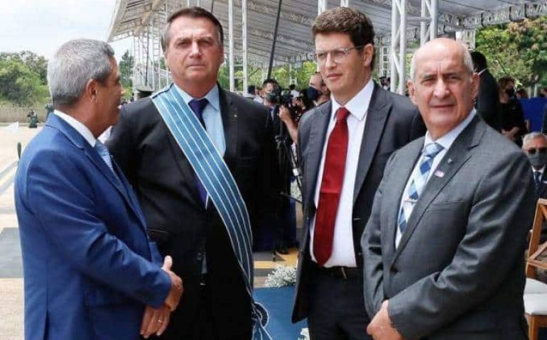 O general Ramos (dir.), com os ministros Ricardo Salles e Braga Netto (esq.), em foto com Jair Bolsonaro

Isac Nóbrega / PR