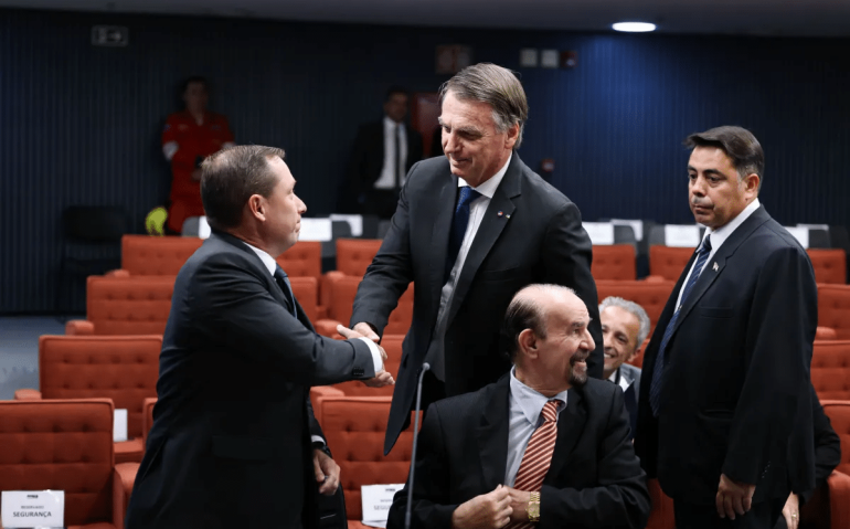 O ex-presidente Jair Bolsonaro cumprimentando o tenente-coronel Mauro Cid durante interrogatório no STF nesta segunda-feira (09)  • Ton Molina/STF