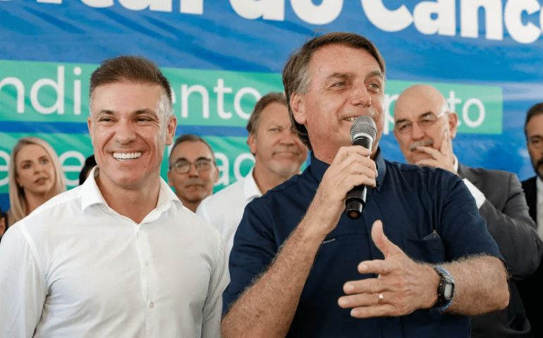 Bolsonaro e Divaldo Lara, prefeito de Bagé (Foto: Alan Santos/PR)