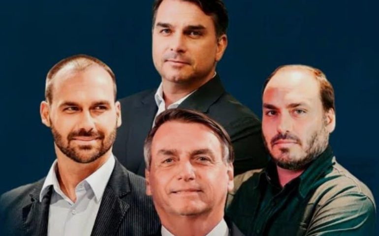 Bolsonaro e filhos (Reprodução X)