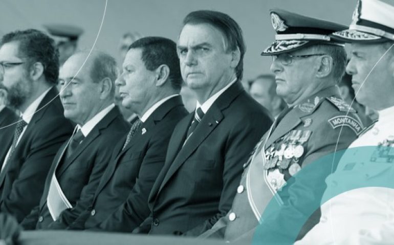 Bolsonaro na celebração do Dia do Exército em 2019: as quatro pessoas ao lado do presidente e do vice Hamilton Mourão deixaram o governo nesta semana | Exército Brasileiro