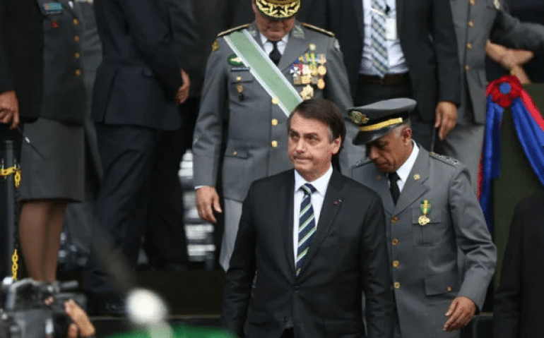 Bolsonaro e oficial do QAO