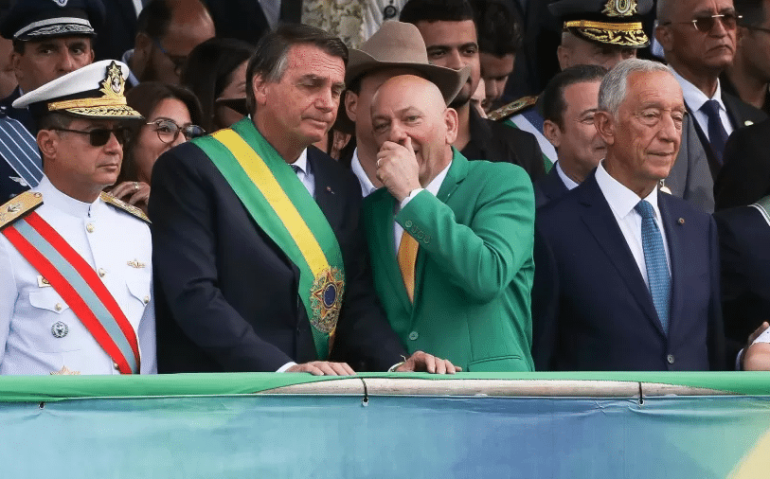 O presidente Jair Bolsonaro (PL) e o empresário Luciano Hang durante o desfile de 7 de Setembro, em Brasília
Imagem: Wilton Junior/Estadão Conteúdo