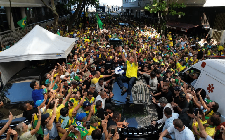 Apoiadores fecham rua de Copacabana após o fim da manifestação - 
Wagner Meier/Poder 360