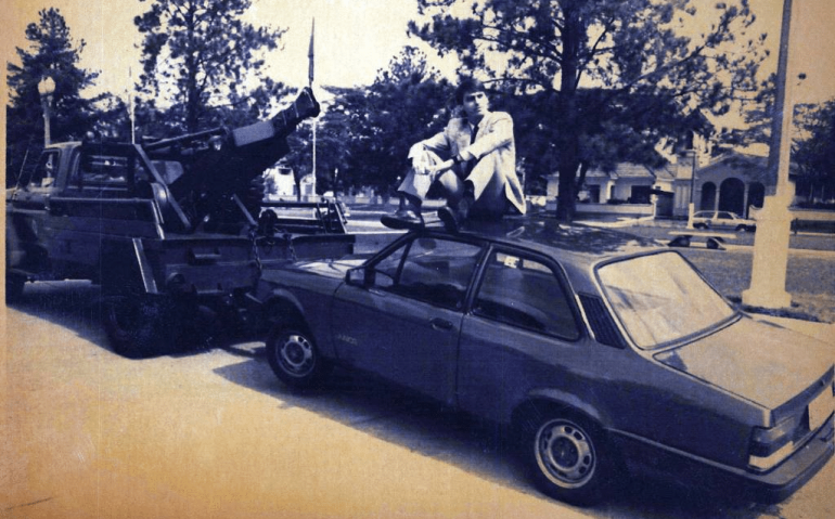 O então deputado federal Jair Bolsonaro (PDC-RJ) tem o seu Chevette rebocado em frente da Aman, em Resende (RJ), por ordem do ministro do Exército, Carlos Tinoco, em 1992 - Luciana Whitaker - 15.ago.92/Folhapress