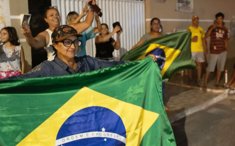 Bolsonaristas em frente ao condomínio (Igo Estrela/Metrópoles)