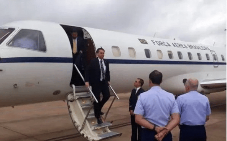Bolsonaro em jato da FAB