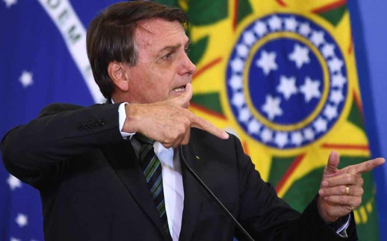 O presidente Bolsonaro faz seu gesto habitual com as mãos, imitando uma arma, durante evento em Brasília Foto: EVARISTO SA / AFP/09-02-2021