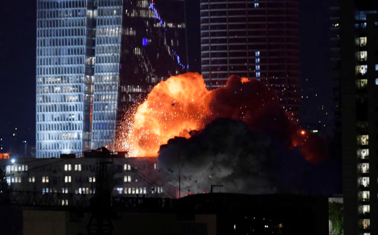 Míssil iraniano atinge o centro de Tel-Aviv Foto: Tomer Neuberg/AP