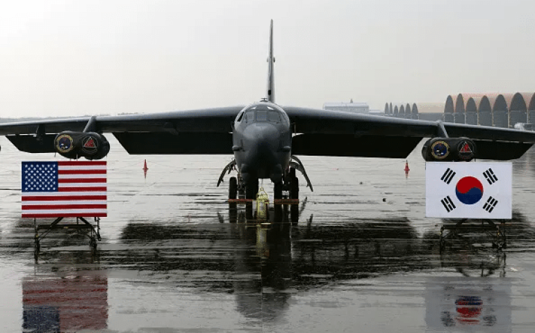 Bombardeiro B-52H da Força Aérea dos EUA em Cheongju, na Coreia do Sul. 19/10/2023 (SeongJoon Cho/Getty Images)