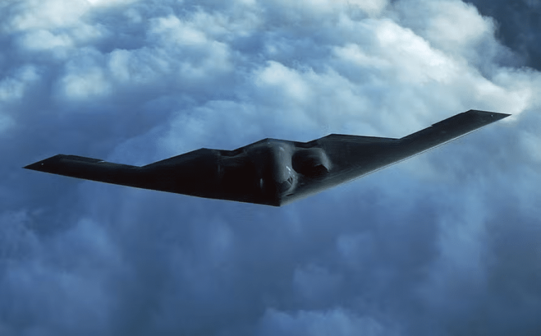 Bombardeiro B-2 dos EUA em voo por local não revelado em outubro de 2024 — Foto: USAF / AFP