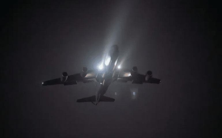 Avião-tanque KC-135 Stratotanker decola de uma base na área do Comando Central dos EUA em apoio à Operação Hawkeye Strike (Reuters)