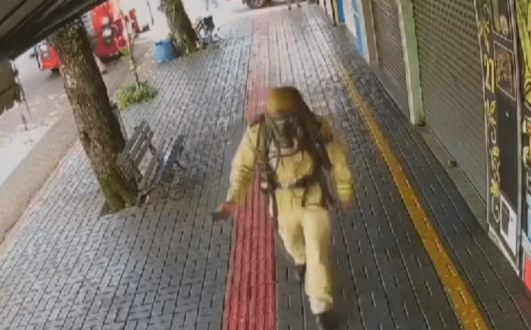 Corpo de Bombeiros chegando ao local para atender a ocorrência Foto: Reprodução / Câmeras de segurança