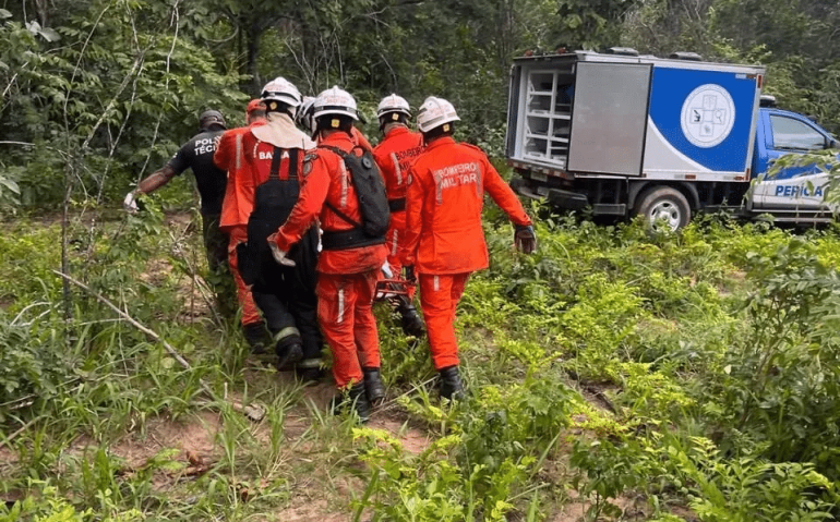 Bombeiros atuando no resgate dos três corpos das vítimas do acidente aéreo em Barreiras
Corpo de Bombeiros Militar da Bahia