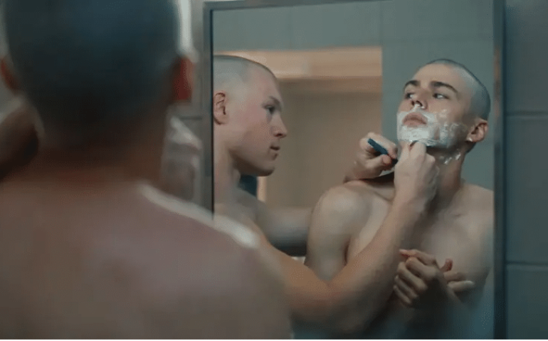 Com humor e vibração, a série Boots, da Netflix, mostra os desafios enfrentados pelos recrutas gay nas Forças Armadas.