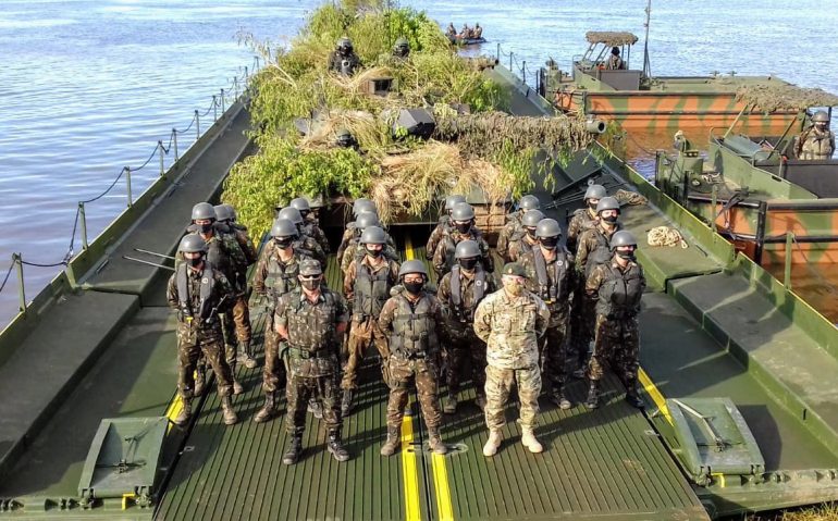 Comandantes dos Exércitos de Brasil e Argentina na Operação Arandu (Imagem: Ejercito de Argentina)