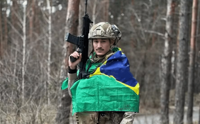 Sem experiência. Ex-marceneiro, Rafael Leite passou por treinamento antes de ir para o front: brasileiros só perdem para colombianos entre estrangeiros — Foto: Arquivo pessoal